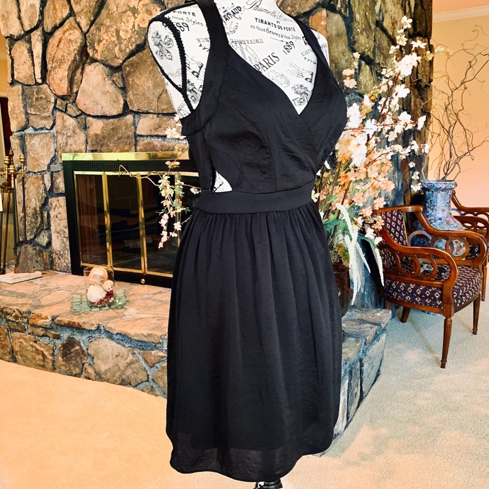 ❌SOLD❌ BCBG Black Cutout Dress Size 8 NWOT - Picture 2 of 8
